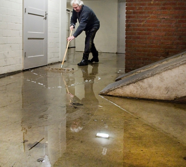 De oorzaken en oplossingen voor water in de kelder