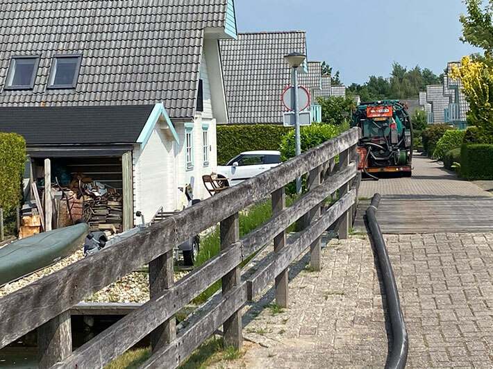 uitgerolde slang bij pompgemaal