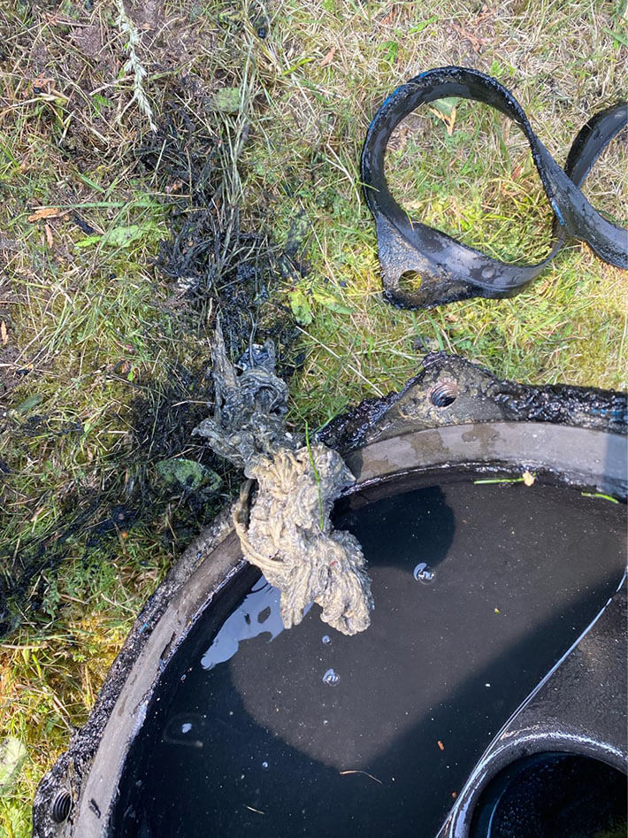 pompgemaal vastgelopen op vochtig toiletpapier